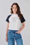 Camiseta con manga ranglan corta y diseño college crema
