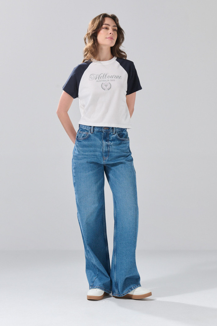 Camiseta con manga ranglan corta y diseño college crema

