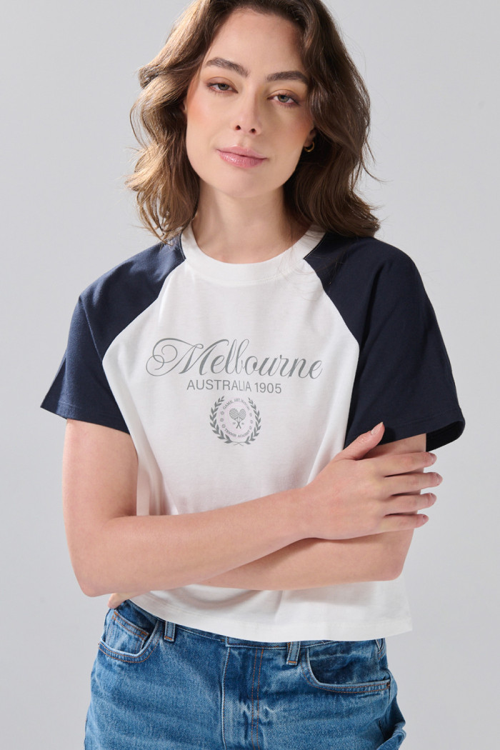 Camiseta con manga ranglan corta y diseño college crema
