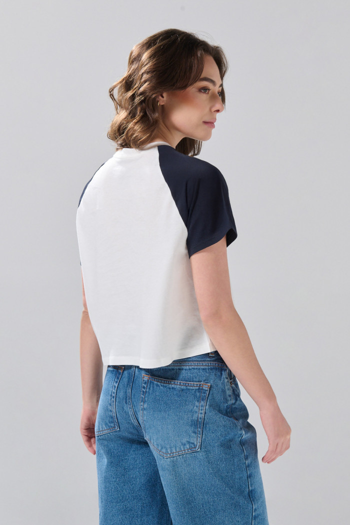 Camiseta con manga ranglan corta y diseño college crema
