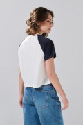 Camiseta con manga ranglan corta y diseño college crema
