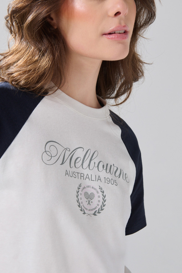 Camiseta con manga ranglan corta y diseño college crema
