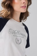 Camiseta con manga ranglan corta y diseño college crema
