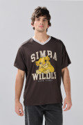 Camiseta cuello V café oscura oversize con arte del Rey León