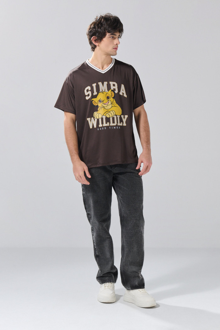 Camiseta cuello V café oscura oversize con arte del Rey León