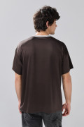 Camiseta cuello V café oscura oversize con arte del Rey León