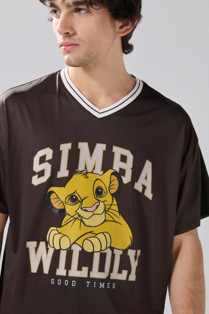 Camiseta cuello V café oscura oversize con arte del Rey León