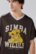 Camiseta cuello V café oscura oversize con arte del Rey León