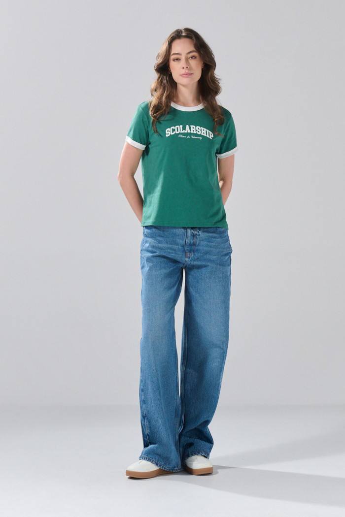 Camiseta college verde manga corta con contrastes blancos