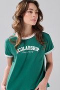 Camiseta college verde manga corta con contrastes blancos