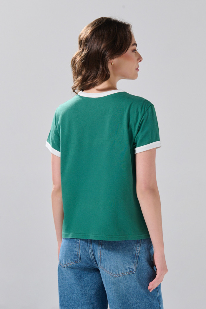 Camiseta college verde manga corta con contrastes blancos