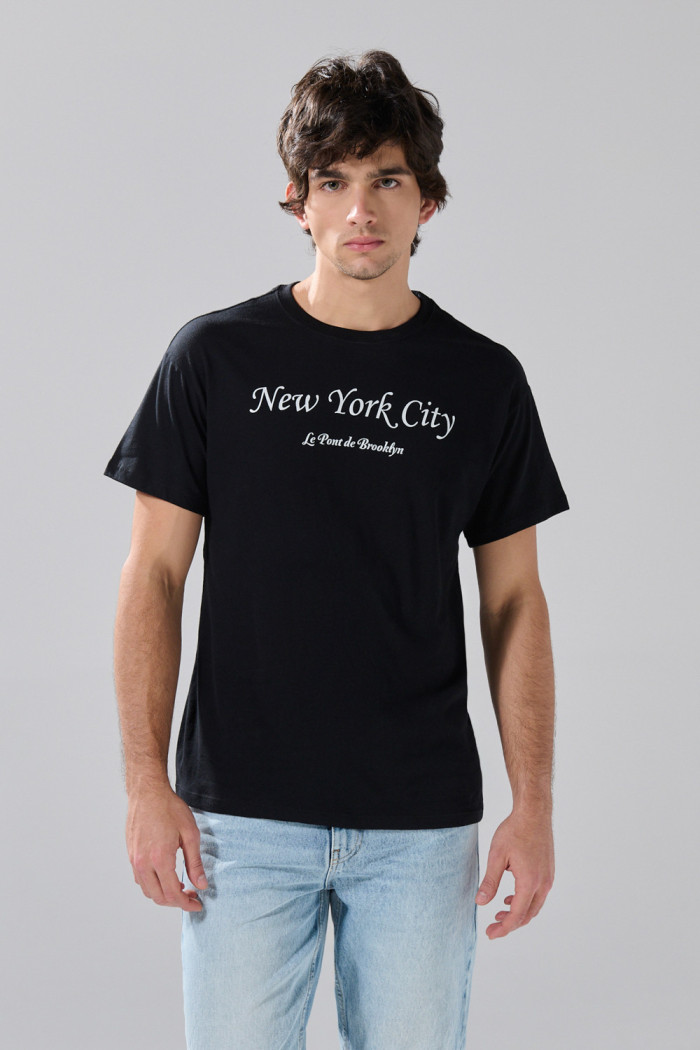 Camiseta manga corta negra con texto college blanco