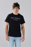 Camiseta manga corta negra con texto college blanco