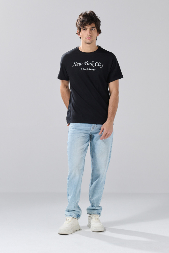 Camiseta manga corta negra con texto college blanco