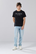 Camiseta manga corta negra con texto college blanco