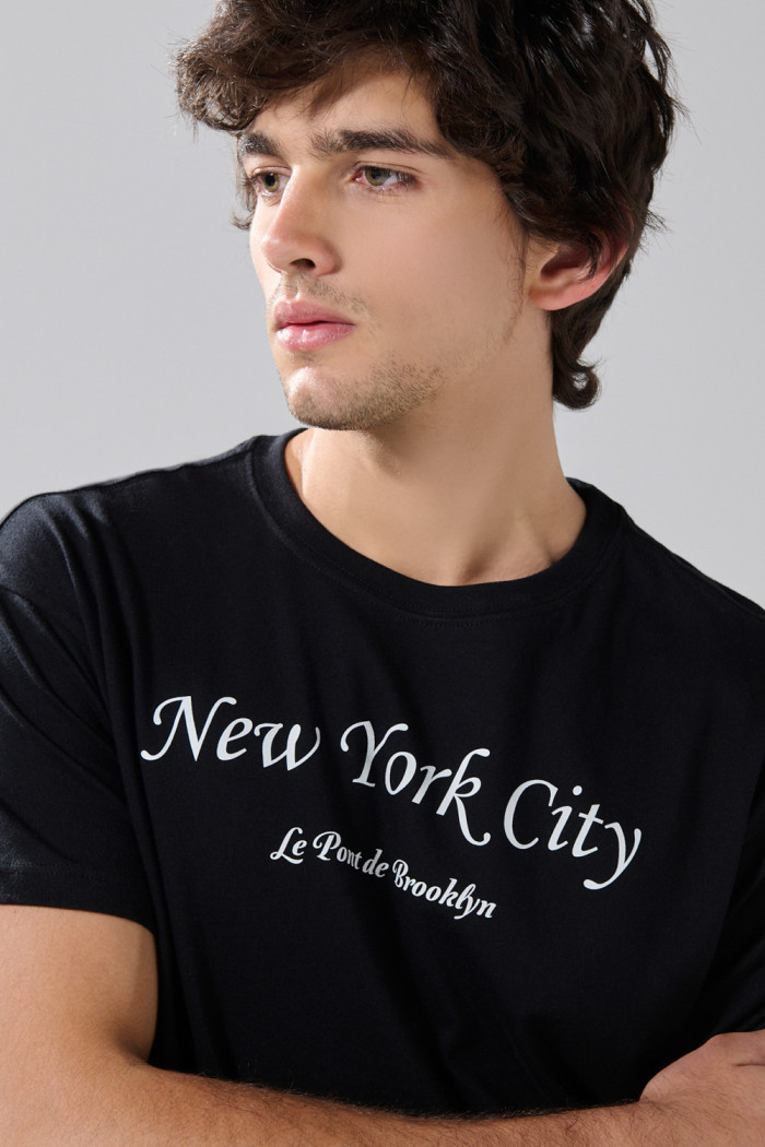 Camiseta manga corta negra con texto college blanco