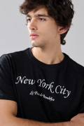 Camiseta manga corta negra con texto college blanco