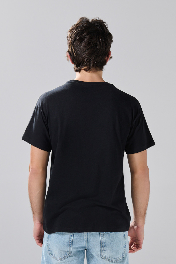 Camiseta manga corta negra con texto college blanco