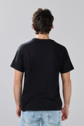 Camiseta manga corta negra con texto college blanco
