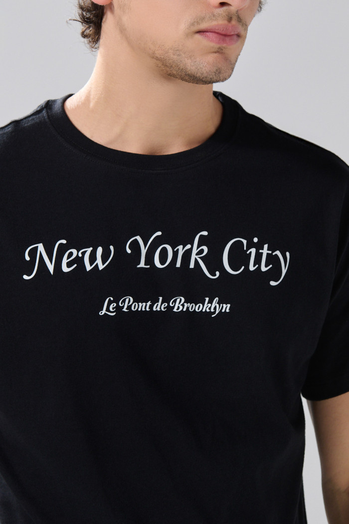 Camiseta manga corta negra con texto college blanco