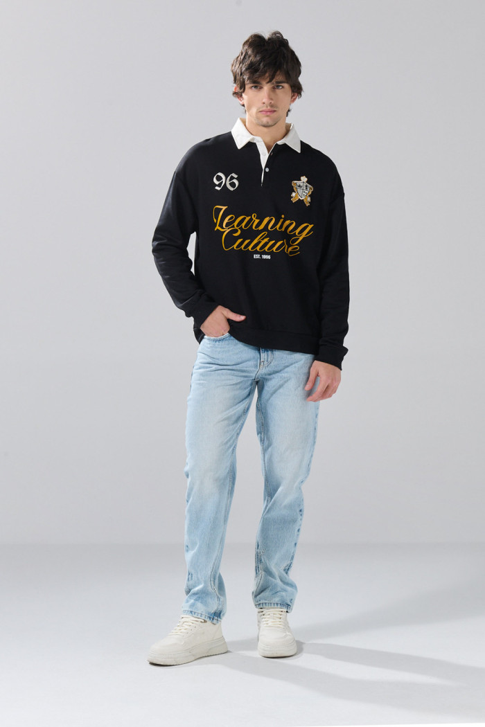 Buzo cuello polo negro oversize con diseño college