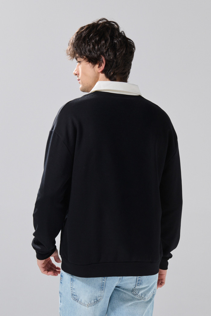 Buzo cuello polo negro oversize con diseño college