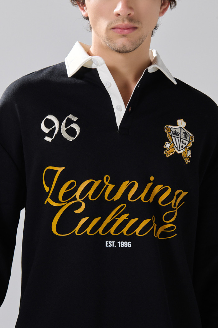 Buzo cuello polo negro oversize con diseño college