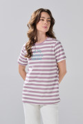 Camiseta crema manga corta con arte college y rayas lilas