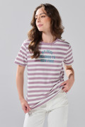 Camiseta crema manga corta con arte college y rayas lilas