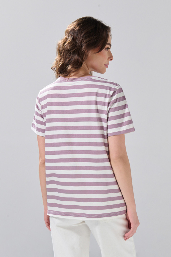 Camiseta crema manga corta con arte college y rayas lilas