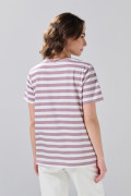 Camiseta crema manga corta con arte college y rayas lilas