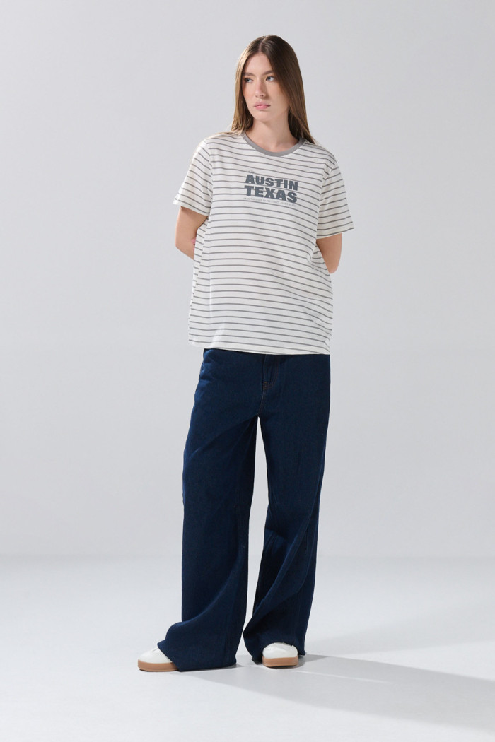 Camiseta a rayas crema con arte college y manga corta