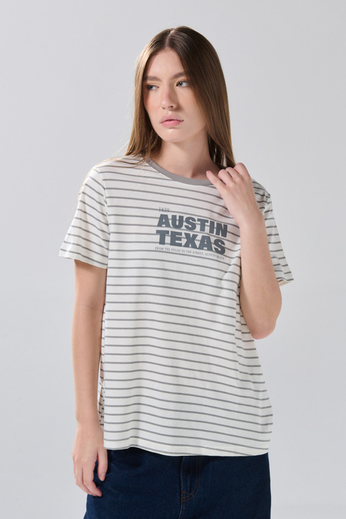 Camiseta a rayas crema con arte college y manga corta