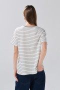 Camiseta a rayas crema con arte college y manga corta