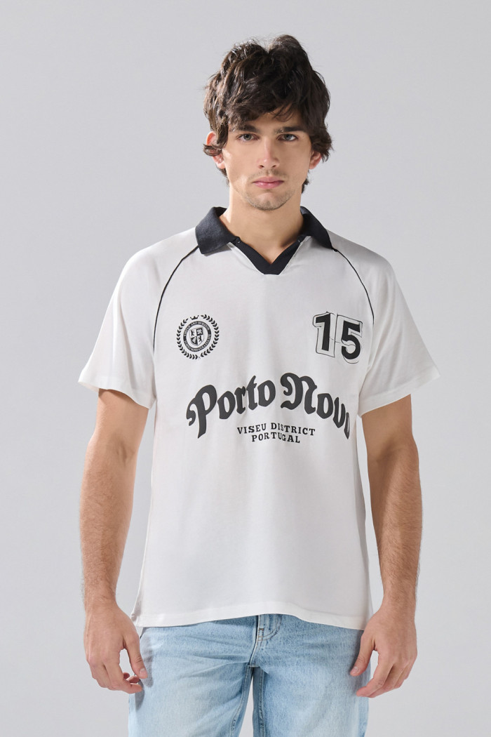 Camiseta college crema con manga ranglan y cuello polo