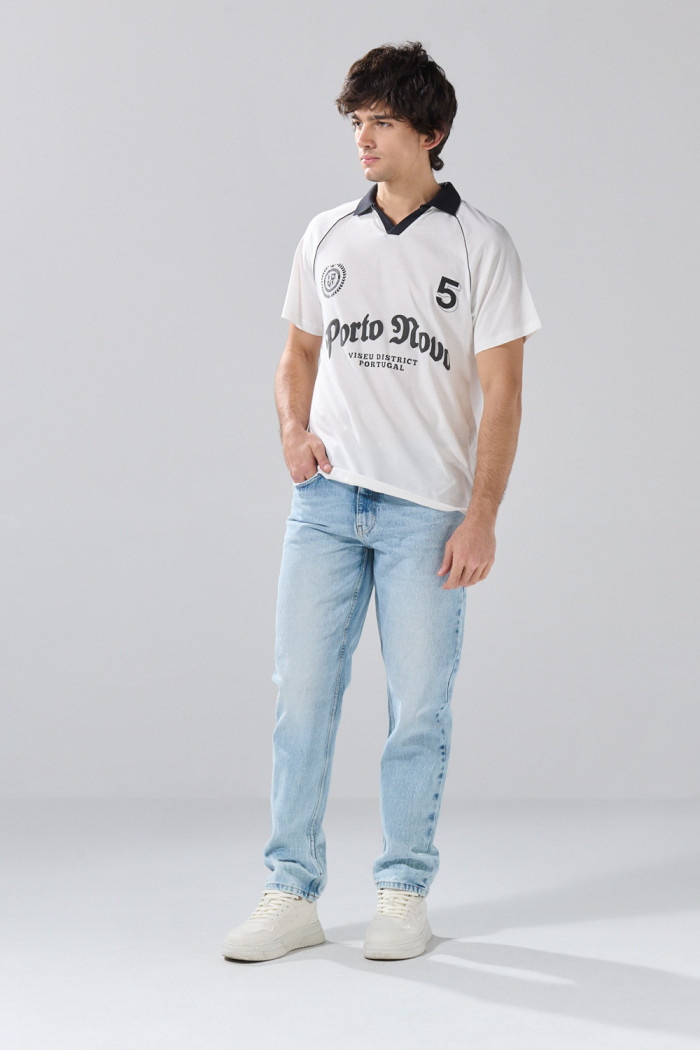 Camiseta college crema con manga ranglan y cuello polo