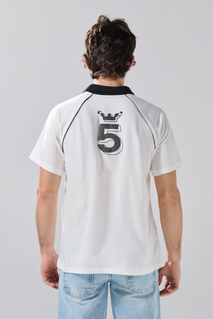 Camiseta college crema con manga ranglan y cuello polo