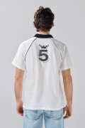 Camiseta college crema con manga ranglan y cuello polo