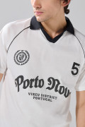 Camiseta college crema con manga ranglan y cuello polo