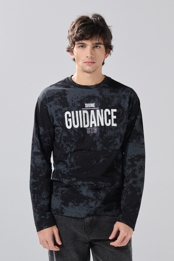 Camiseta oversize manga larga negra tie dye con estampados