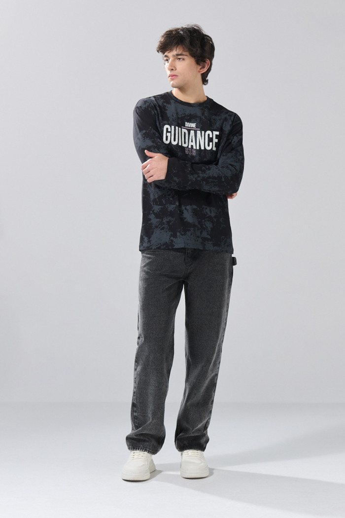 Camiseta oversize manga larga negra tie dye con estampados