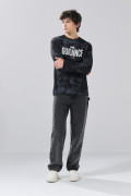 Camiseta oversize manga larga negra tie dye con estampados