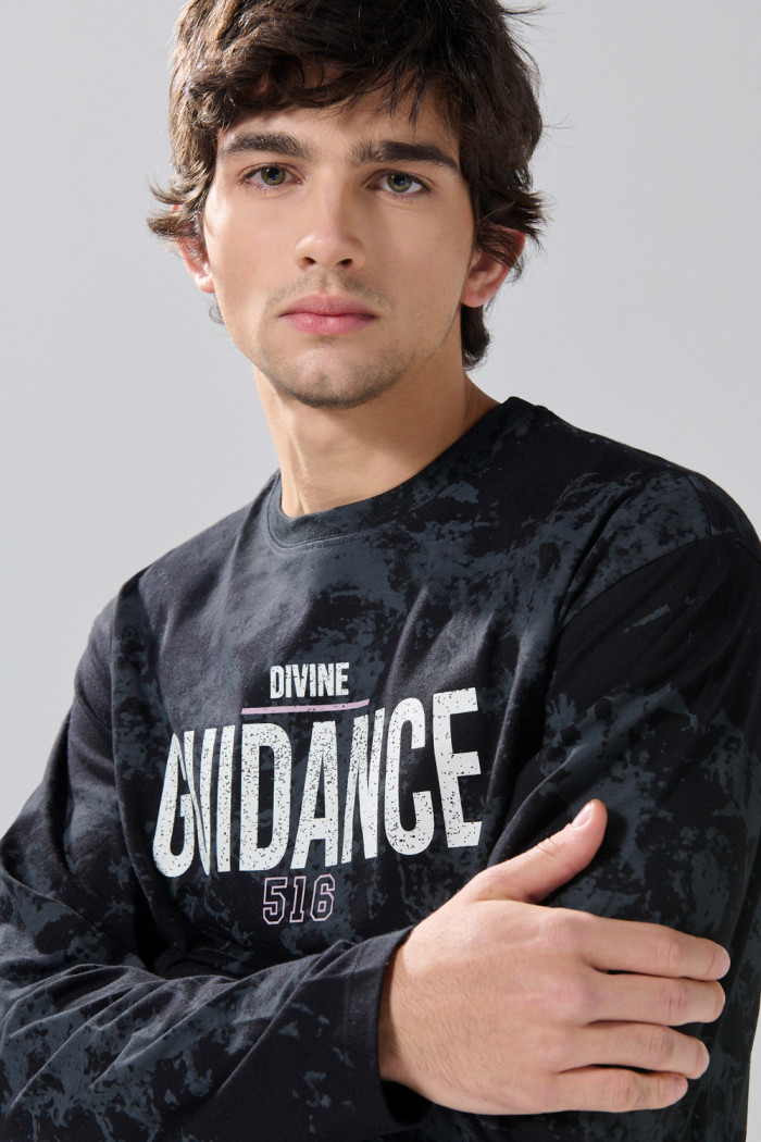 Camiseta oversize manga larga negra tie dye con estampados