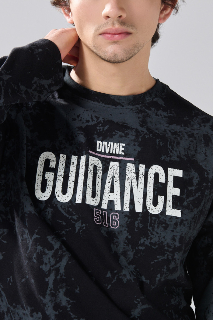 Camiseta oversize manga larga negra tie dye con estampados