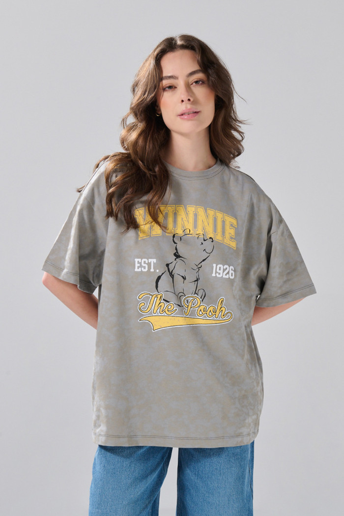 Camiseta gris tie dye oversize manga corta de Winnie Pooh
