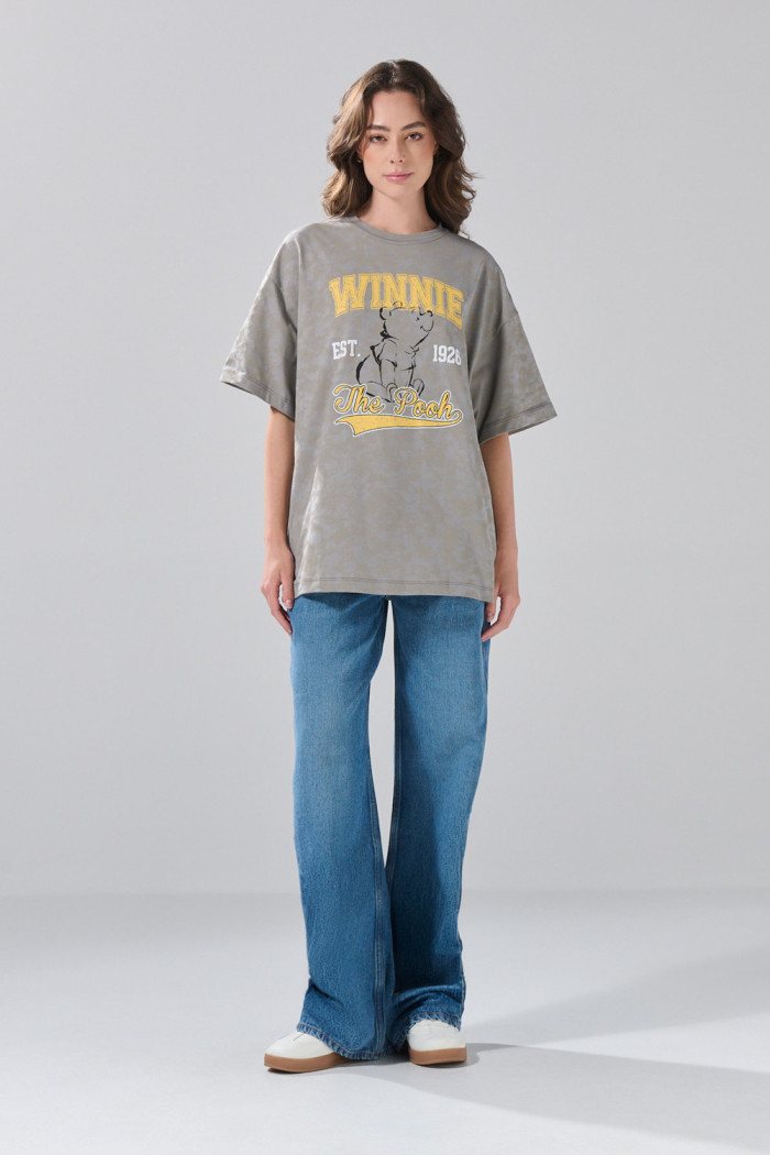 Camiseta gris tie dye oversize manga corta de Winnie Pooh