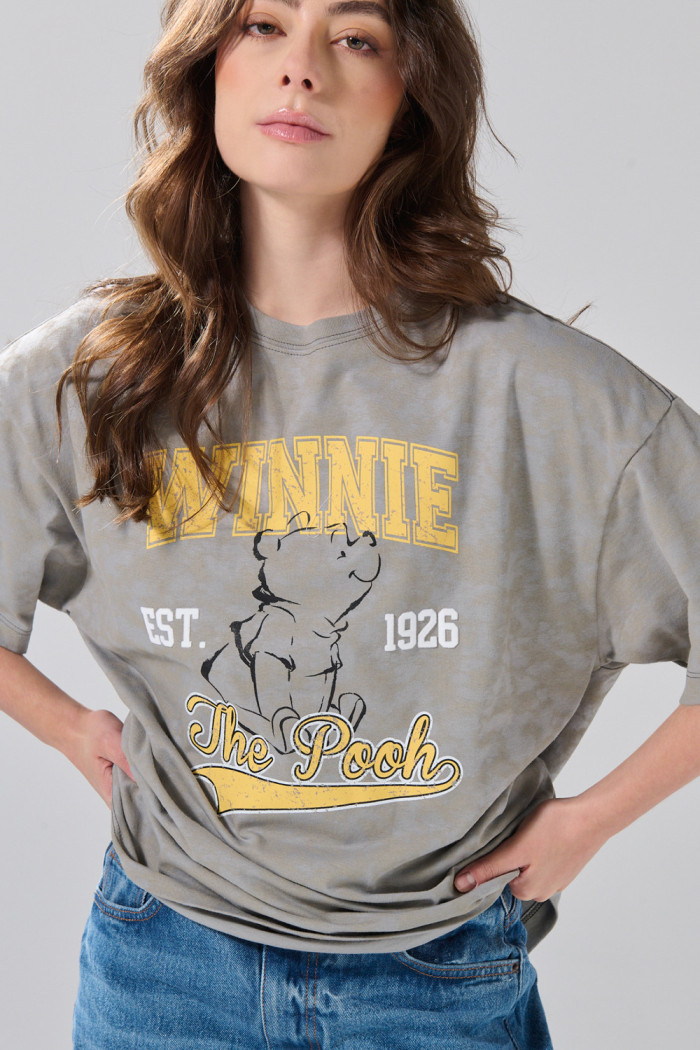 Camiseta gris tie dye oversize manga corta de Winnie Pooh