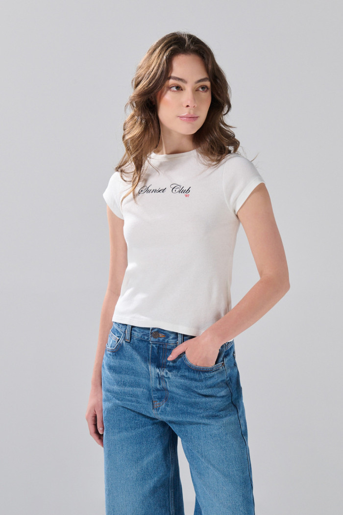 Camiseta con arte college en frente y cuello redondo crema
