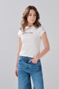 Camiseta con arte college en frente y cuello redondo crema
