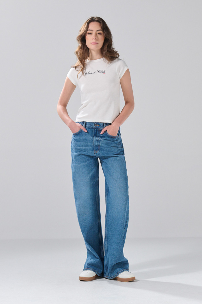 Camiseta con arte college en frente y cuello redondo crema
